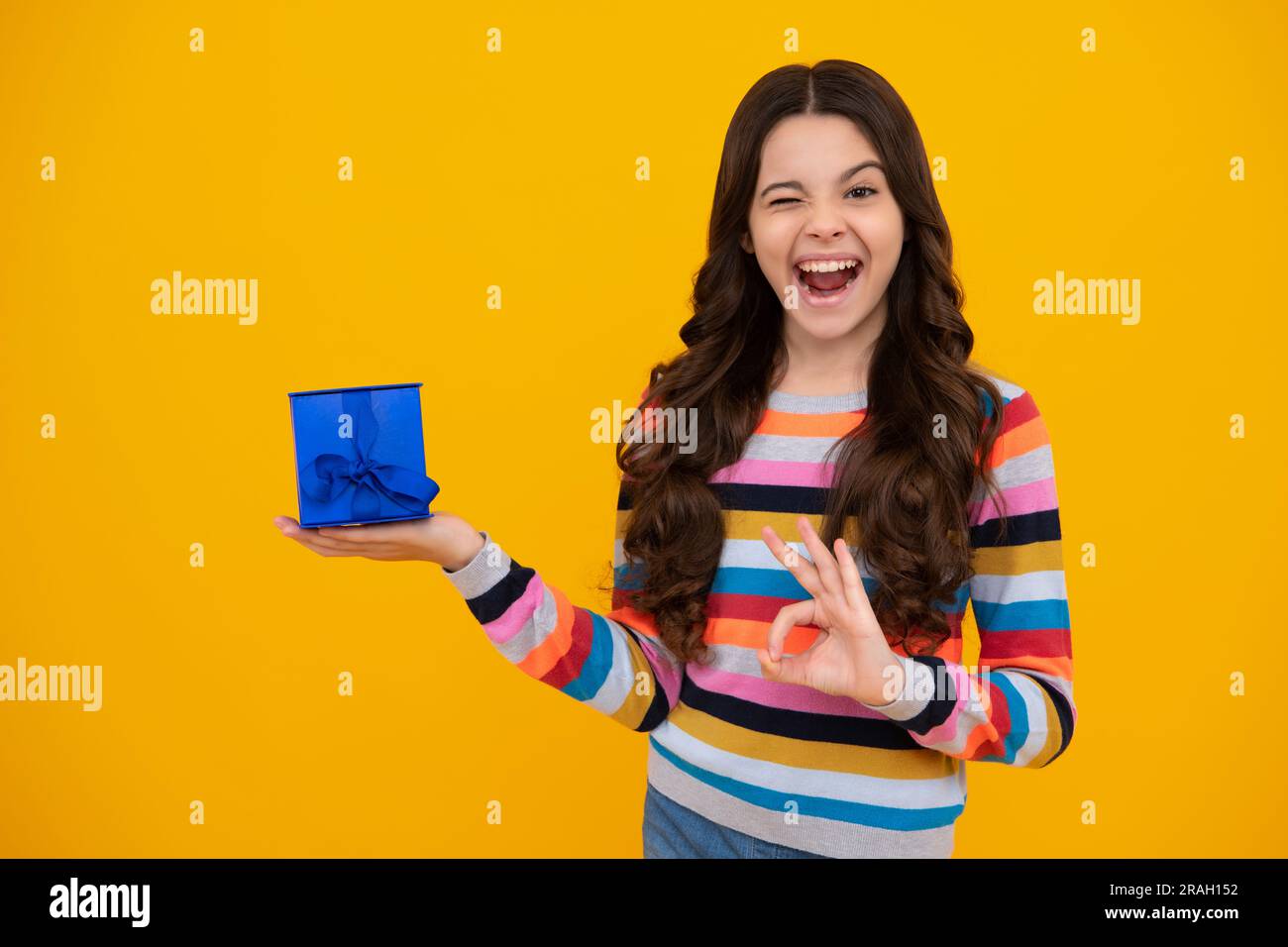 Stupito adolescente. Bambino adolescente con confezione regalo. Regalo per  il compleanno invernale, San Valentino, Capodanno o Natale. Ragazza teen  eccitata Foto stock - Alamy