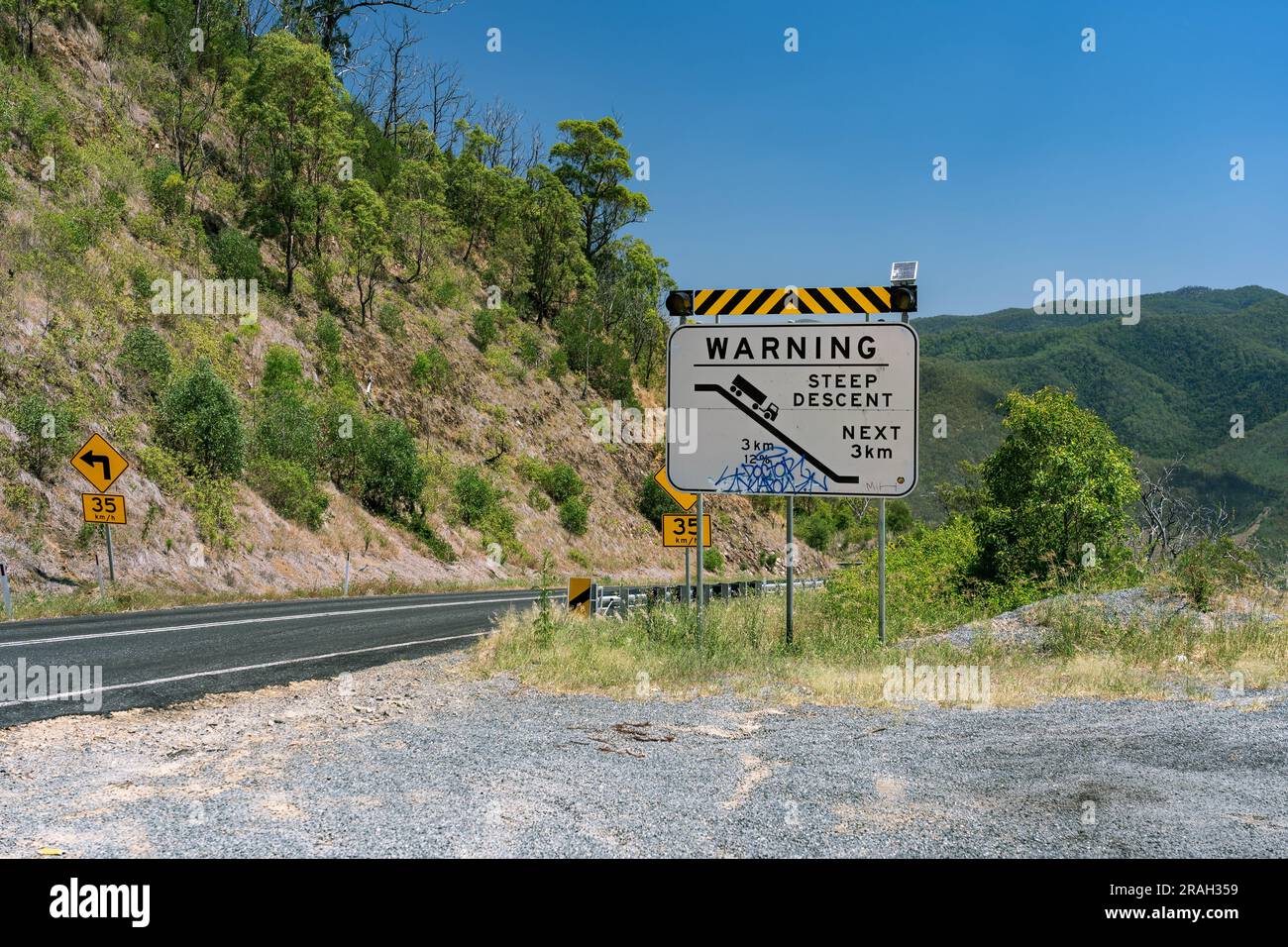 Avvertenza segnale di discesa ripida in Australia rurale Foto Stock