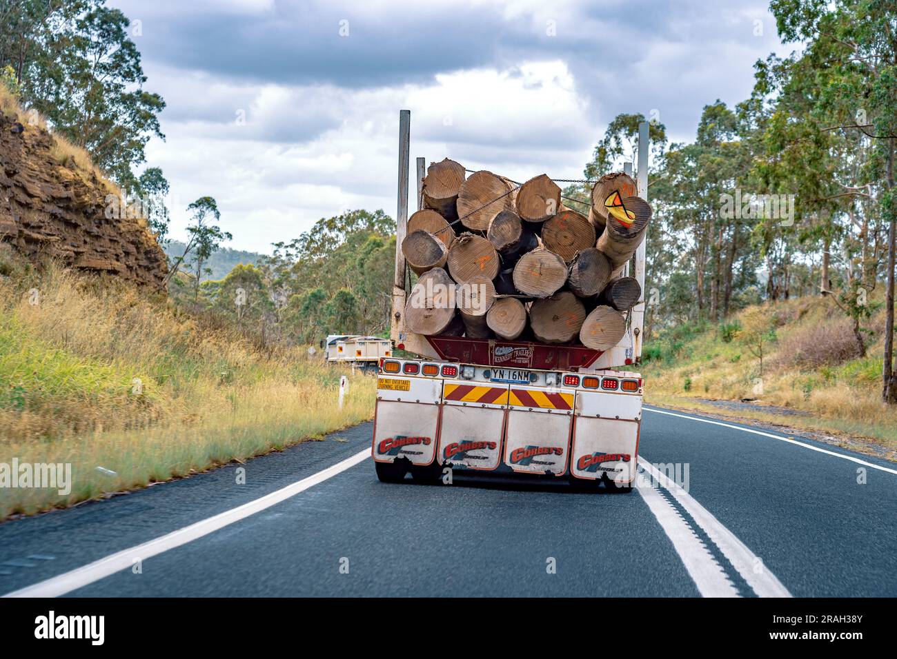 Nuovo Galles del Sud, Australia - camion pesante per il trasporto di tronchi di legno Foto Stock