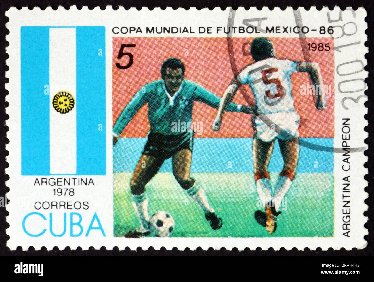 CUBA - CIRCA 1985: Un francobollo stampato a Cuba mostra i calciatori in azione, 1978 World Cup Soccer Championships, Argentina, circa 1985 Foto Stock
