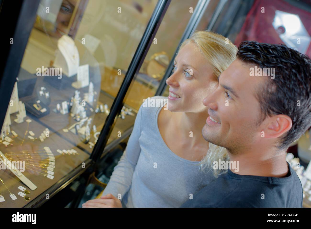 coppia che guarda la gioielleria Foto Stock