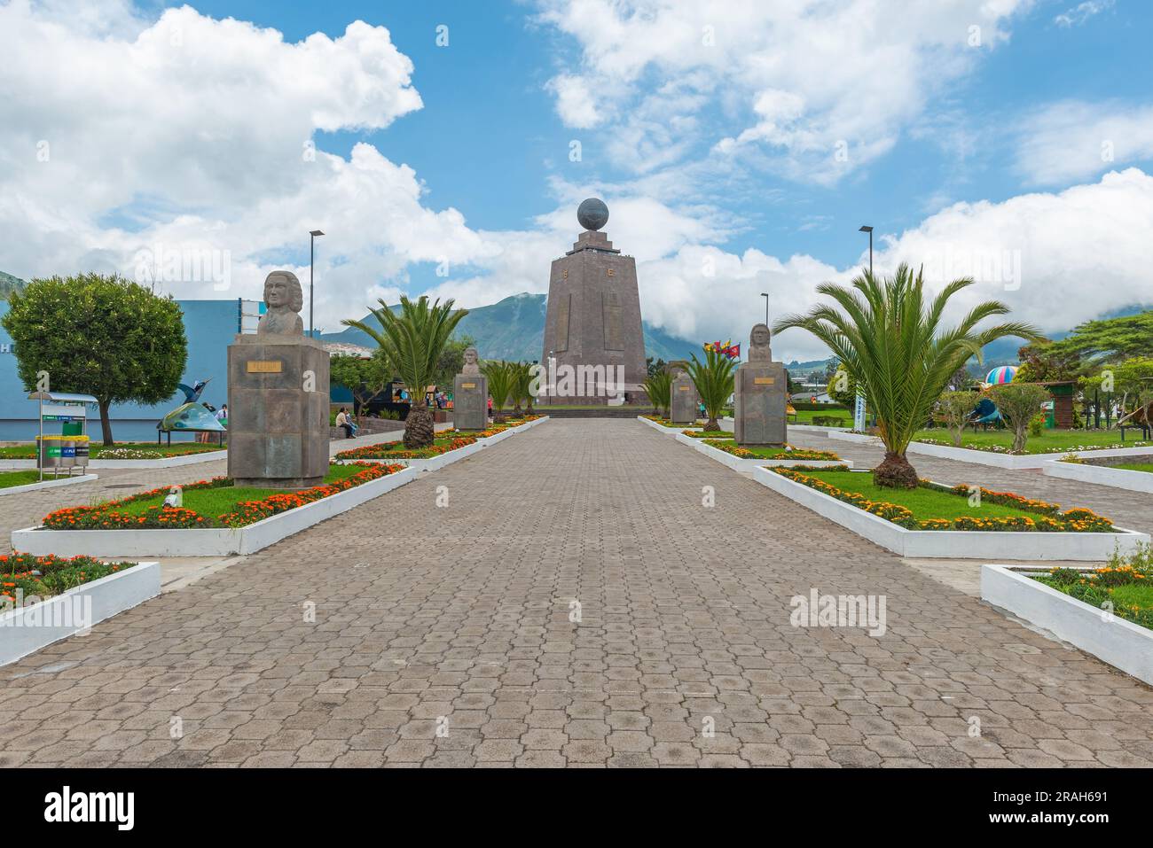 Monumento per la costruzione della linea equatoriale a Mitad del Mundo (mezzo del mondo), Quito, Ecuador. Foto Stock