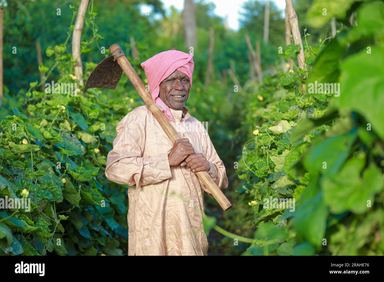 Agricoltura indiana felice agricoltore indiano in fattoria, seminando mani vuote Foto Stock