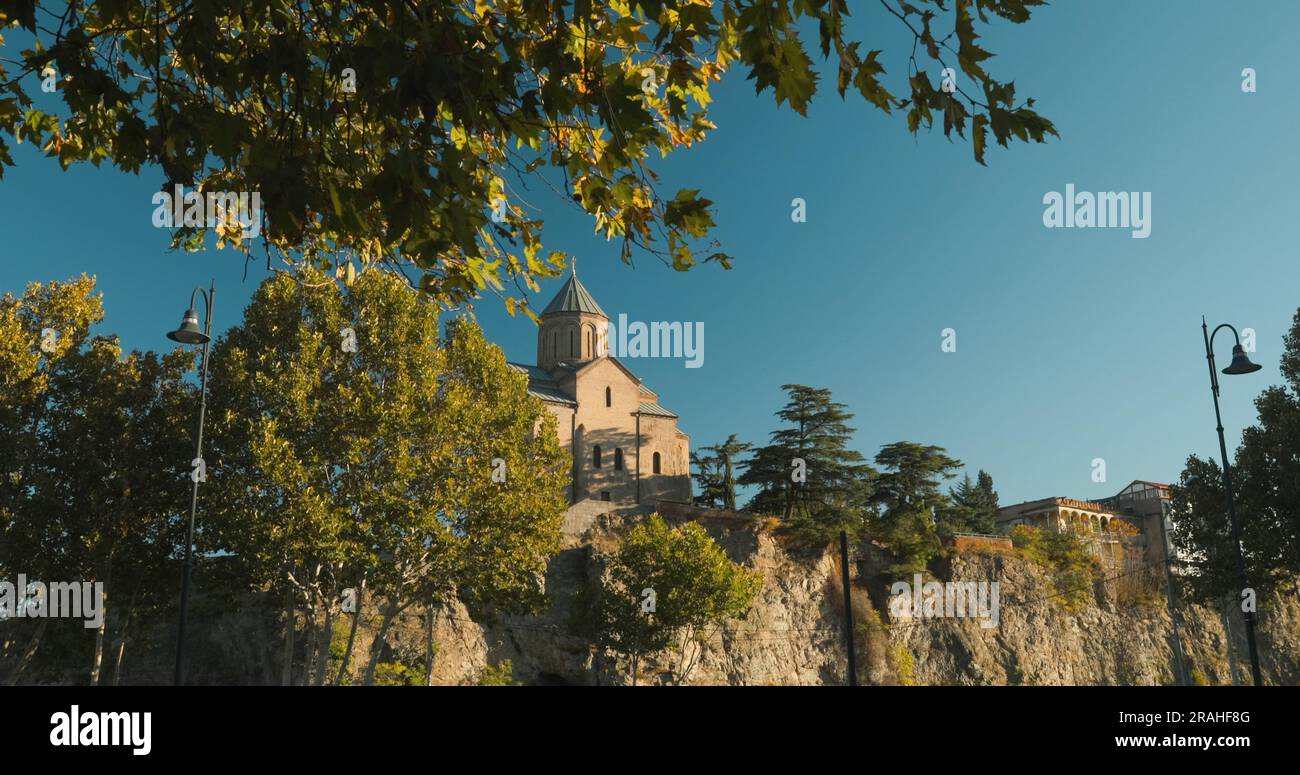 Tbilisi, Georgia. Famosi luoghi di interesse. Ammira la chiesa di Metekhi con la statua equestre del re Vakhtang Gorgasali. Profilo della capitale georgiana Foto Stock