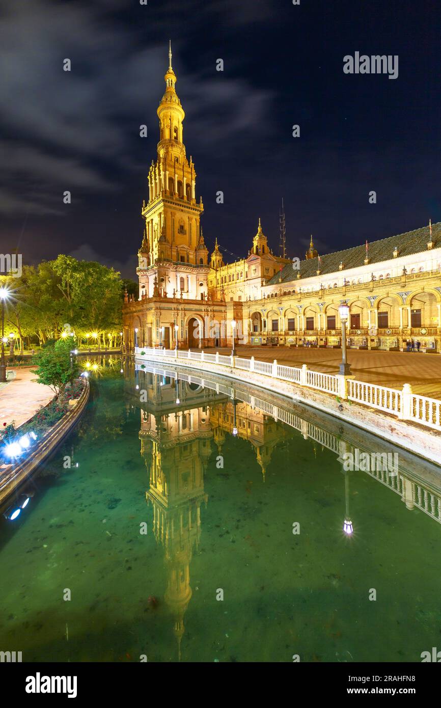 Struttura rinascimentale situata in Plaza de Espana a Siviglia, Andalusia, Spagna, una splendida riflessione sul fiume Guadalquivir. Piazza Spagna, a Foto Stock
