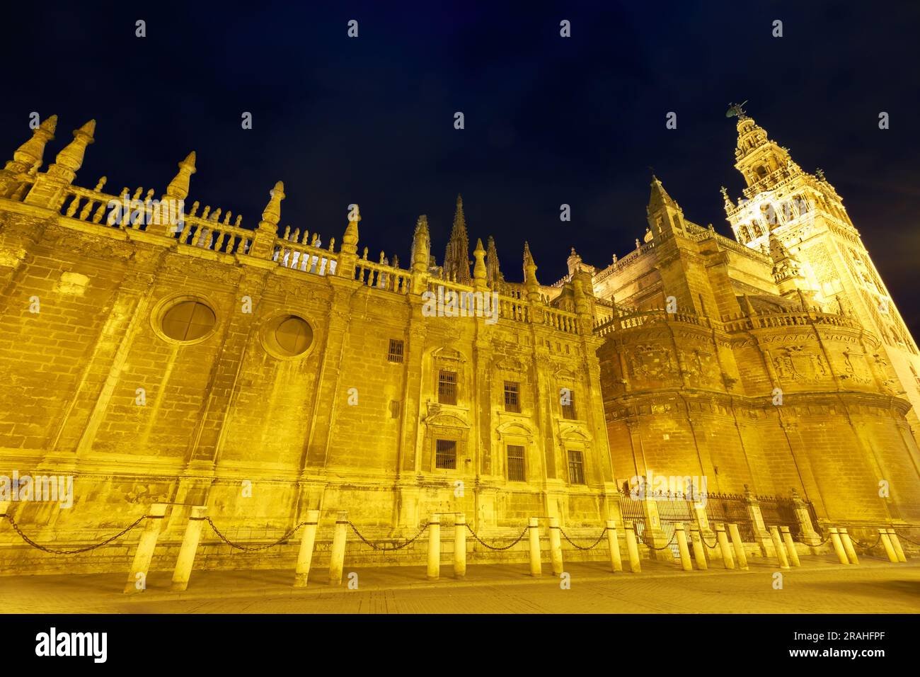La Cattedrale di Siviglia in Andalusia, Spagna, è una popolare attrazione turistica, di notte. Conosciuta anche come la Cattedrale di Santa Maria del Mare, è la Foto Stock