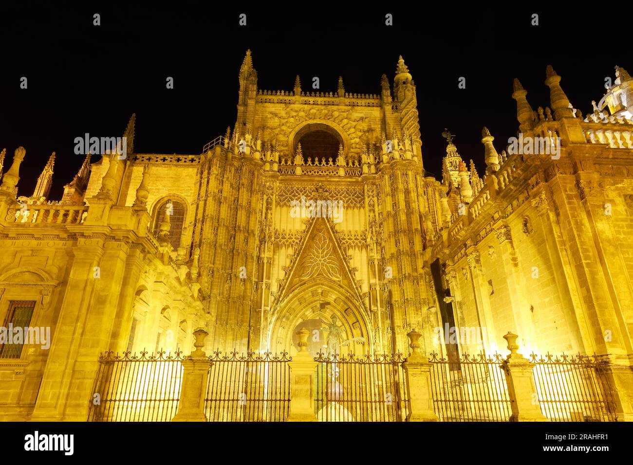 Cattedrale di Siviglia di notte. Attrazioni turistiche di Siviglia, Andalusia, Spagna. Cattedrale di Santa Maria della sede, cattolica romana e la più grande Foto Stock