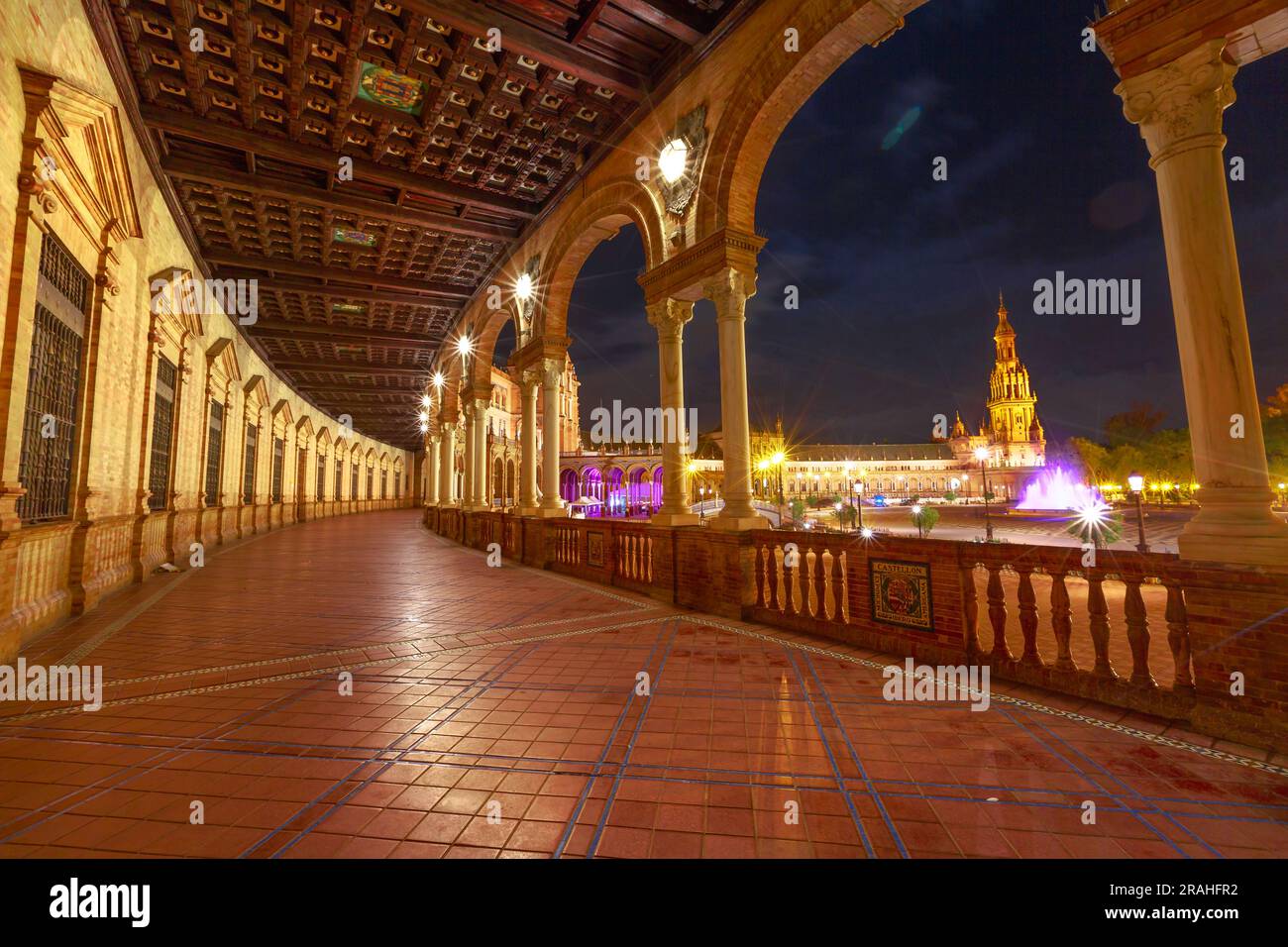 Il portico di Siviglia Plaza de Espana splende di notte, trasudando un'atmosfera incantevole. Siviglia, città della Spagna. Foto Stock