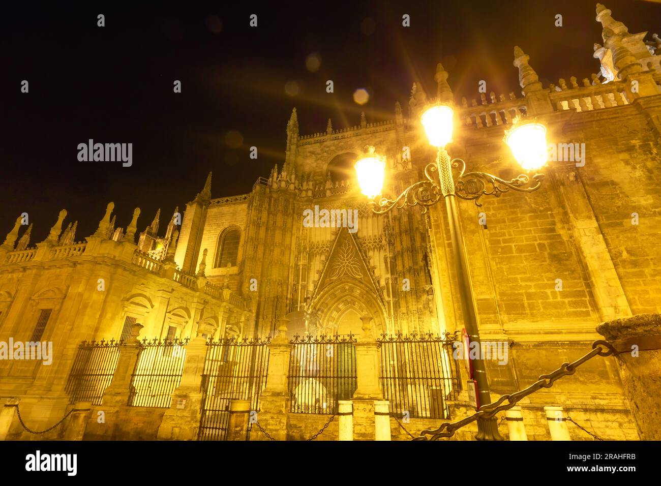 Cattedrale di Siviglia di notte. Attrazioni turistiche di Siviglia, Andalusia, Spagna. Cattedrale di Santa Maria della sede, cattolica romana e la più grande Foto Stock
