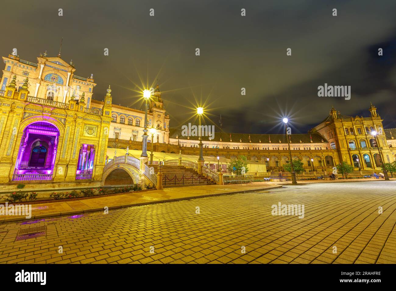 Ponte di Leon e edificio rinascimentale centrale di Piazza Spagna in Andalusia, Spagna. Vista notturna di Plaza de Espana a Siviglia, un popolare turista Foto Stock