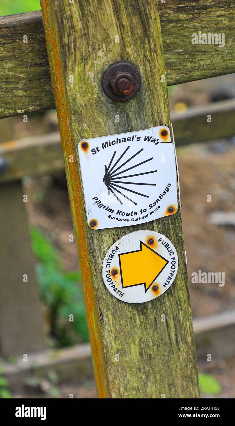 Un cartello di legno per il percorso di pellegrinaggio St Michael's Way vicino a Penzance, Cornovaglia, Sud-Ovest, Inghilterra, Regno Unito, GB Foto Stock