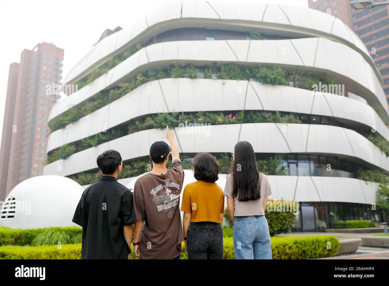 QINGDAO, CINA - 4 LUGLIO 2023 - quattro studenti universitari da Taiwan visitano la Passive House nella zona di Qingdao della zona di libero scambio pilota di Shandong il 4 luglio 202 Foto Stock