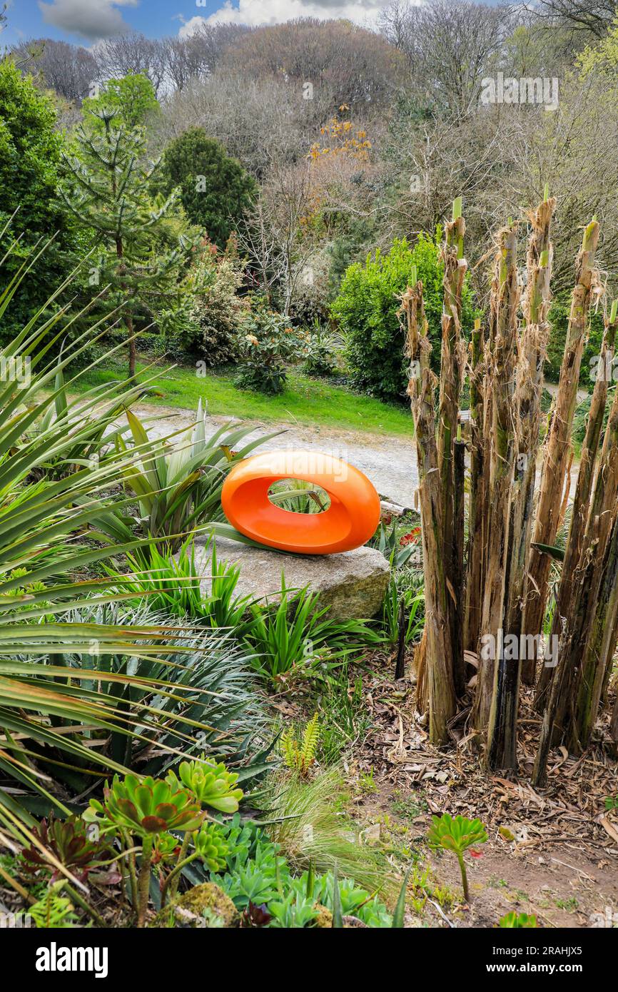 Una scultura all'aperto chiamata "Agent Orange" di Tom Leaper, Tremenheere Sculpture Gardens vicino a Penzance, Cornovaglia, Inghilterra, Regno Unito Foto Stock