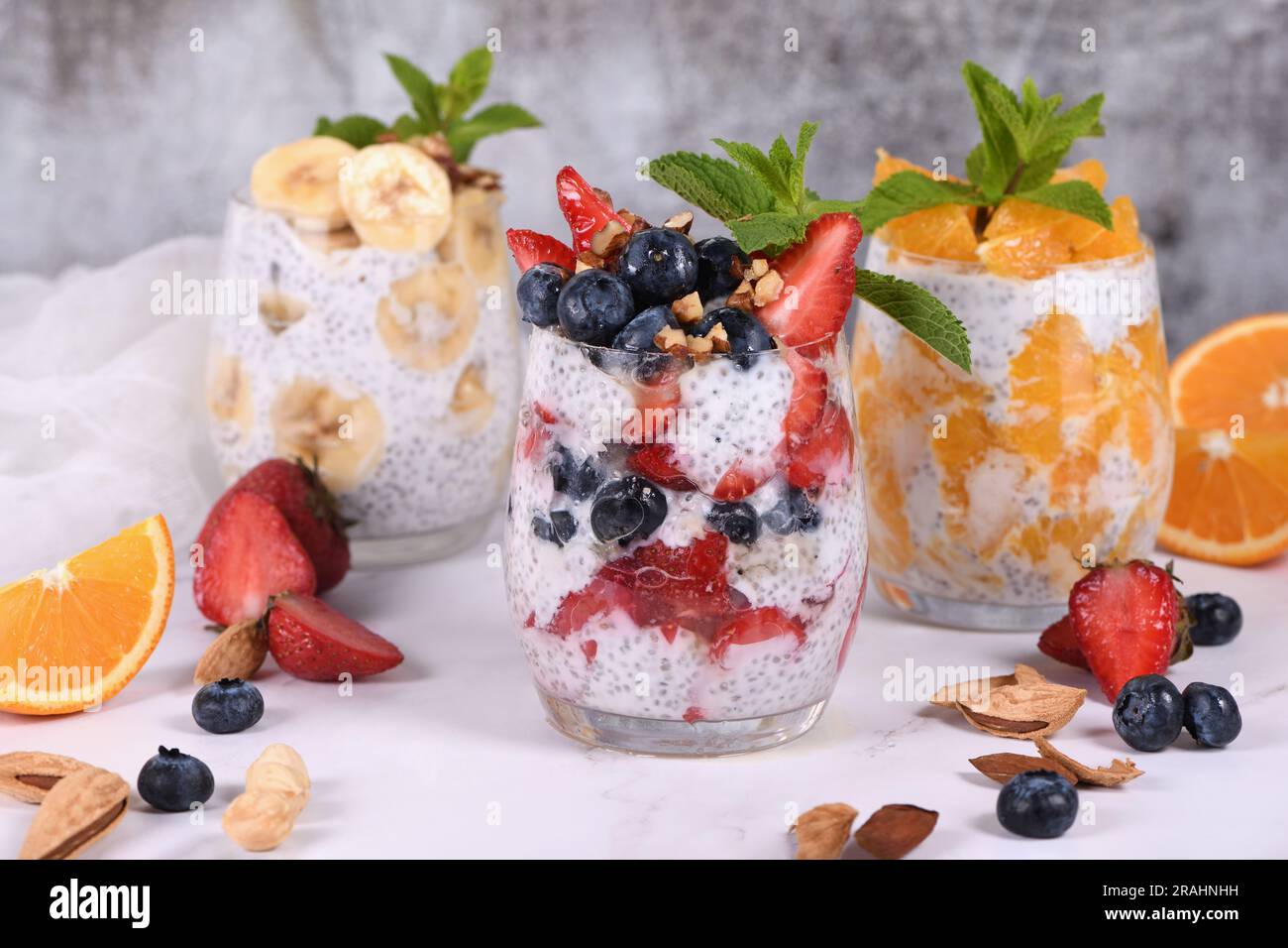 Questo Chia Pudding è fatto con yogurt greco e pezzi di frutta e miele. È deliziosamente cremoso, sano, e molto veloce e facile da fare. Il perfec Foto Stock