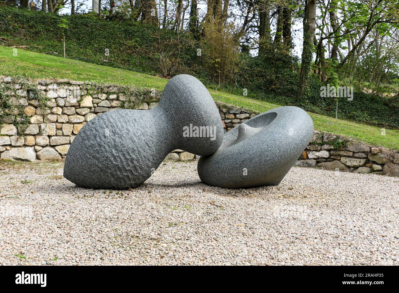 Hassan Marble Sculpture di Peter Randall-Page chiamata "Slip of the Lip", Tremenheere Sculpture Gardens vicino a Penzance, Cornovaglia, Inghilterra, Regno Unito Foto Stock