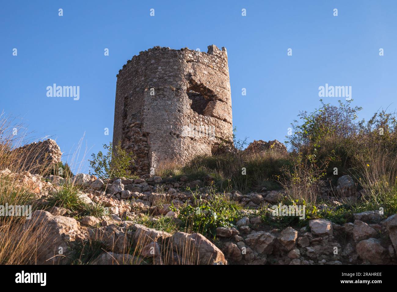 Rovinata antica fortezza di Balaklava in una giornata di sole. Uno dei luoghi di interesse popolari di Sevastopol, Crimea Foto Stock