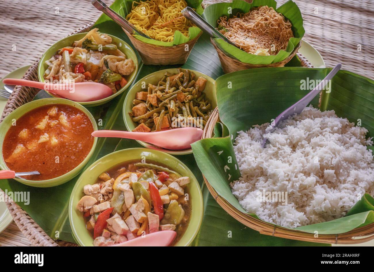 Un pranzo a base di piatti vegetariani thailandesi freschi e gustosi. Foto Stock