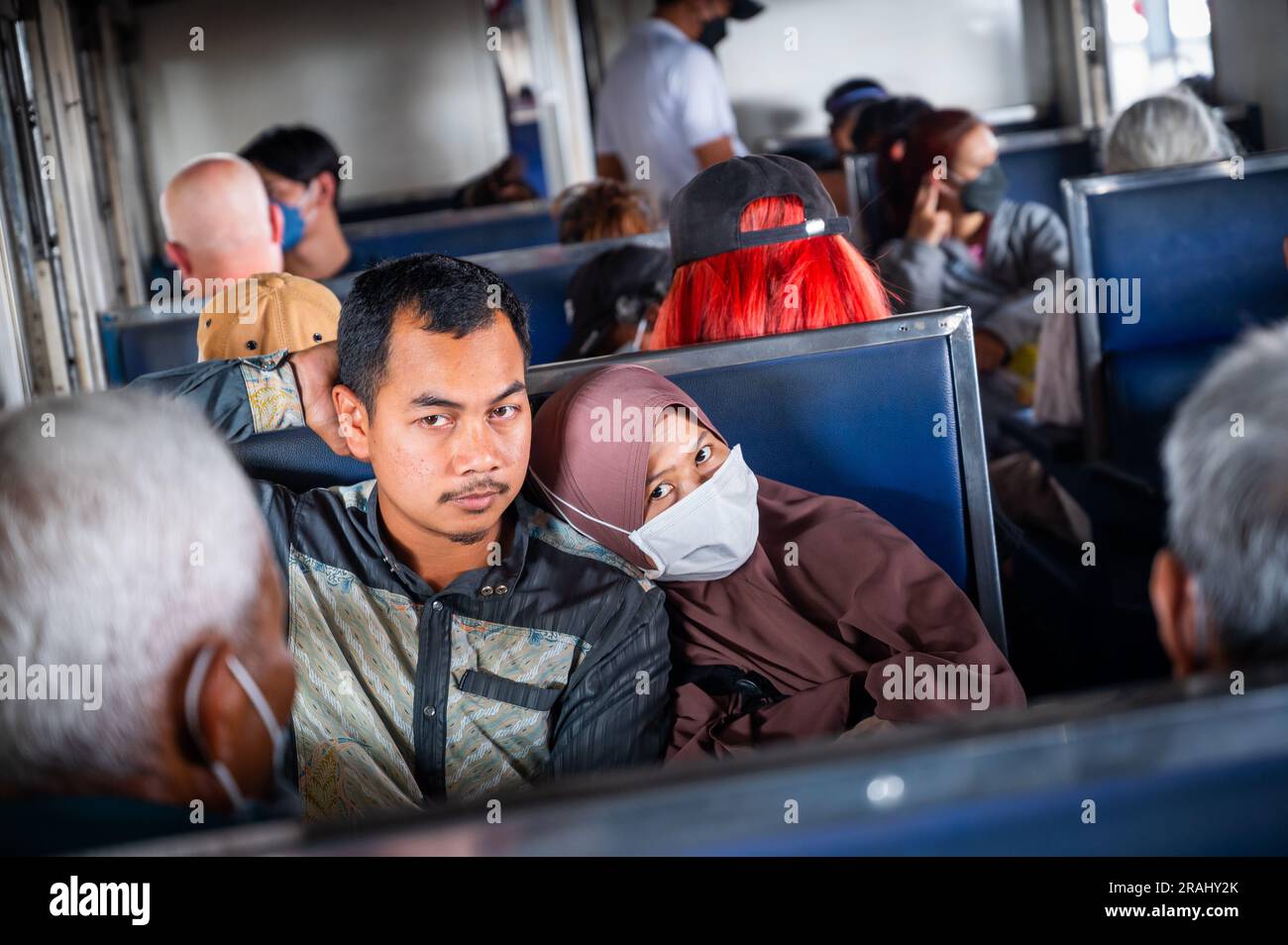 Passeggeri thailandesi che viaggiano su ferrovie thailandesi dalla stazione ferroviaria di Hua Lamphong a Bangkok Foto Stock