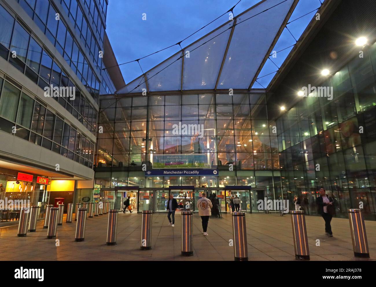 Entrata della stazione ferroviaria di Manchester Piccadilly al tramonto, avvicinamento alla stazione di Piccadilly, Manchester, Greater Manchester, Inghilterra, REGNO UNITO, M60 7RA Foto Stock