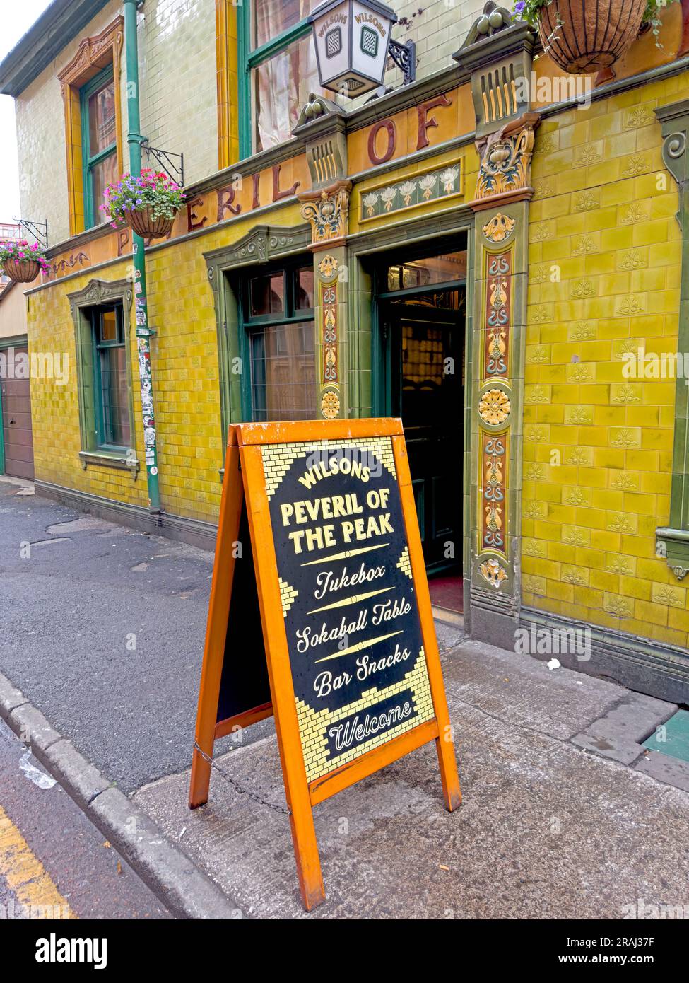 A-Board fuori dalla porta d'ingresso del famoso pub Peveril of the Peak con piastrelle verdi Wilsons, 127 Great Bridgewater St, Manchester, Inghilterra, Regno Unito, M1 5JQ Foto Stock