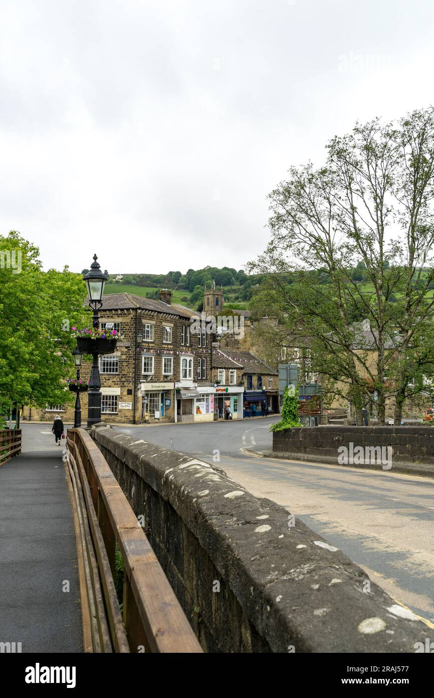 Veiw di Bottom of High Street dal ponte pedonale di Pateley Bridge, Pateley Bridge, Nidderdale, North Yorkshire, Inghilterra, REGNO UNITO Foto Stock