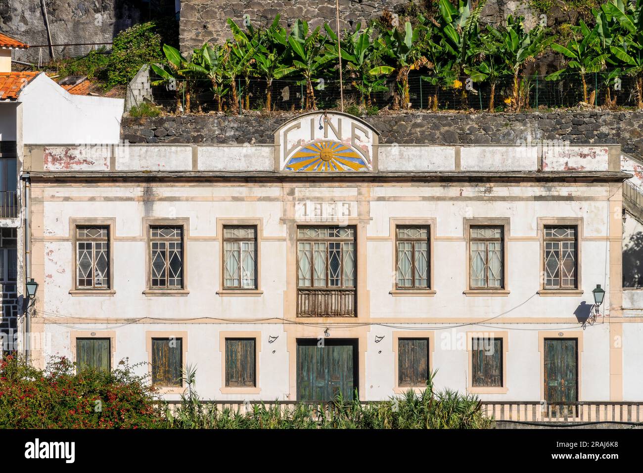 Edificio Art Deco di un vecchio cinema a Ponta do Sol, isola di Madeira, Portogallo Foto Stock