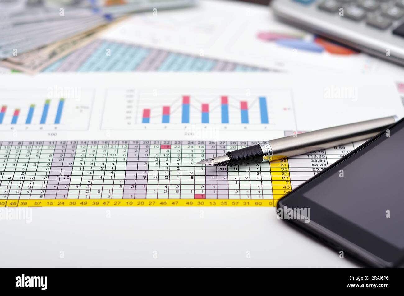 Concetto aziendale con documenti, telefono e penna stilografica Foto Stock