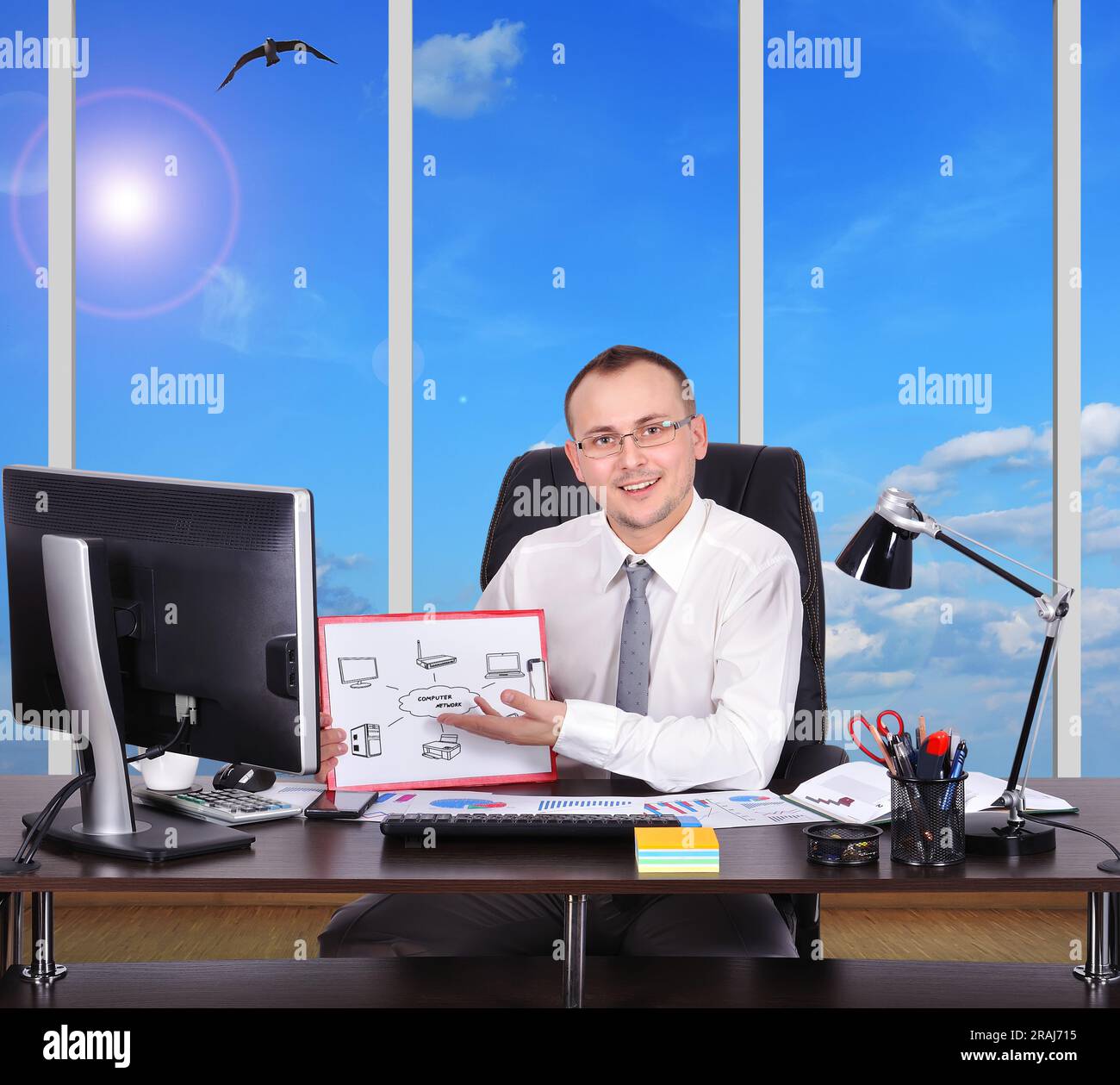 uomo d'affari in ufficio con appunti con rete informatica Foto Stock