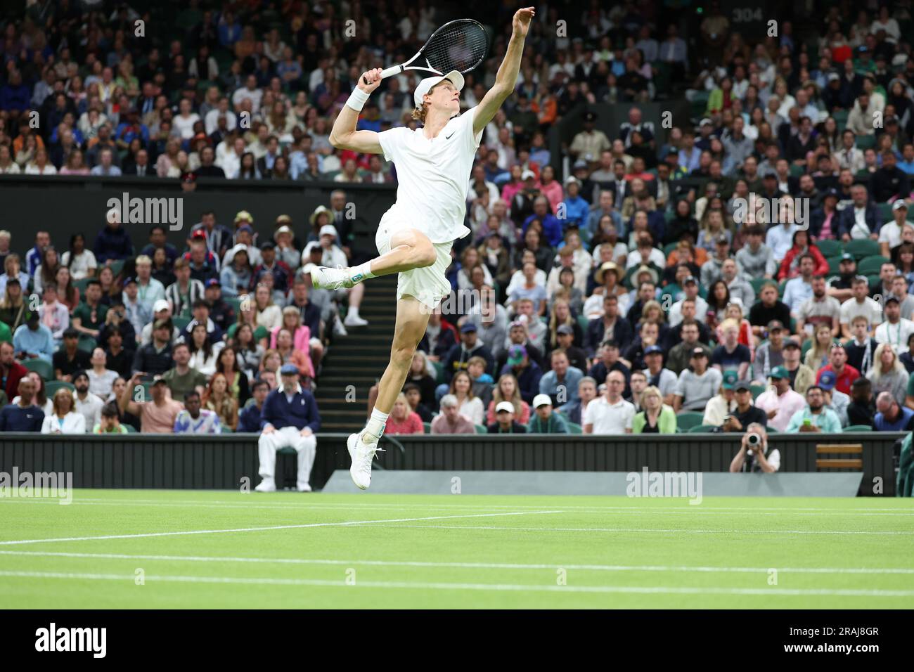 Wimbledon, Inghilterra, 03/07/2023, Jannik Sinner (Ita) durante i campionati di Wimbledon del 2023 il 3 luglio 2023 all'All England Lawn Tennis & Croquet Club di Wimbledon, Inghilterra Foto Stock