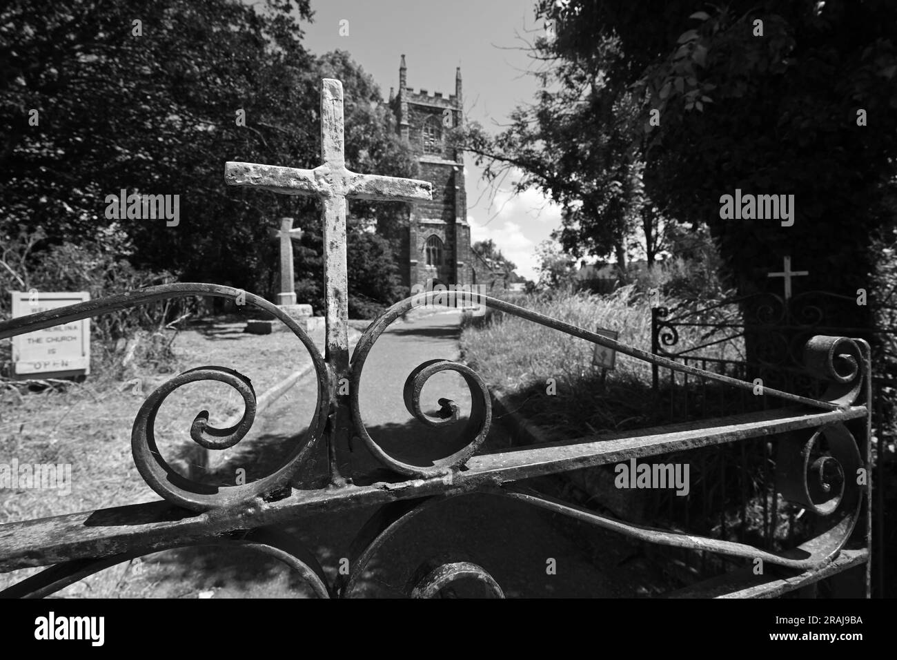 ST NEWLYN EAST CHURCH E CIMITERO CON LAPIDI E PERCORSO CON PIETRE TOMBALI Foto Stock