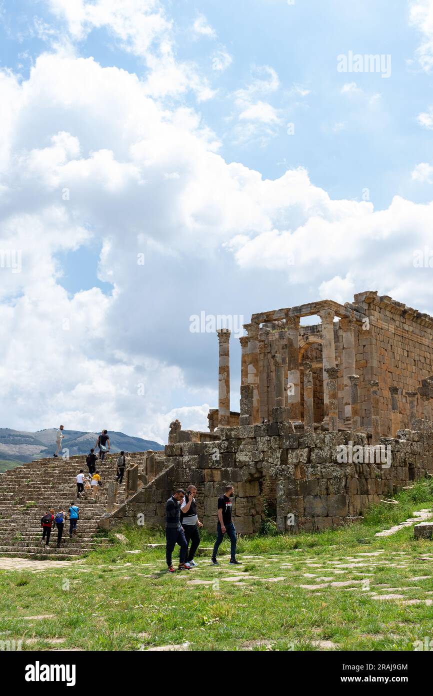 I bambini in visita nell'antica città romana di Cuicul a Djemila, Setif, Algeria. Foto Stock