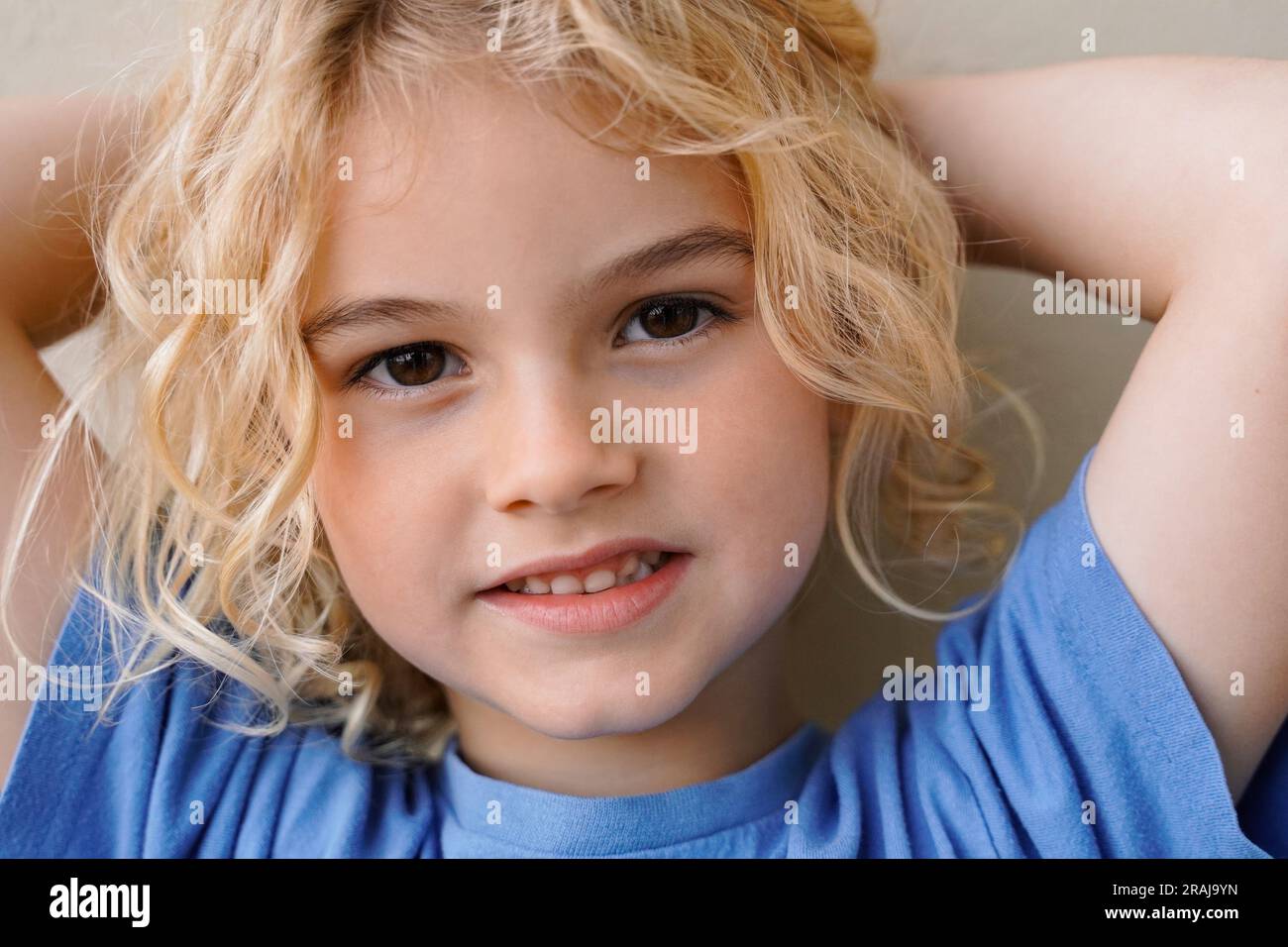 Foto autentica di un bambino sorridente sulla fotocamera - ritratti di persone reali Foto Stock