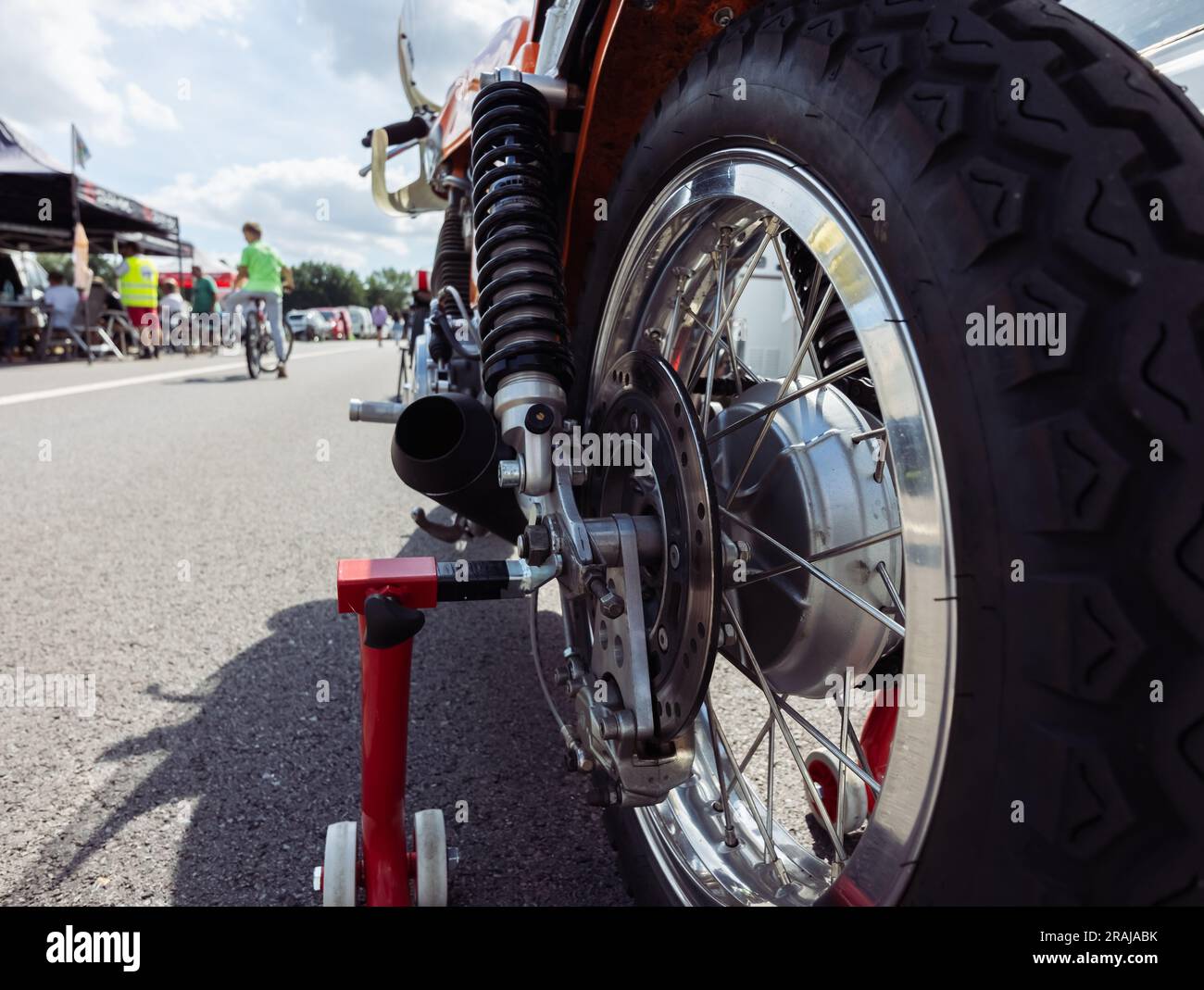 primo piano di una ruota su una motocicletta vista posteriore della ruota posteriore. Foto di alta qualità Foto Stock