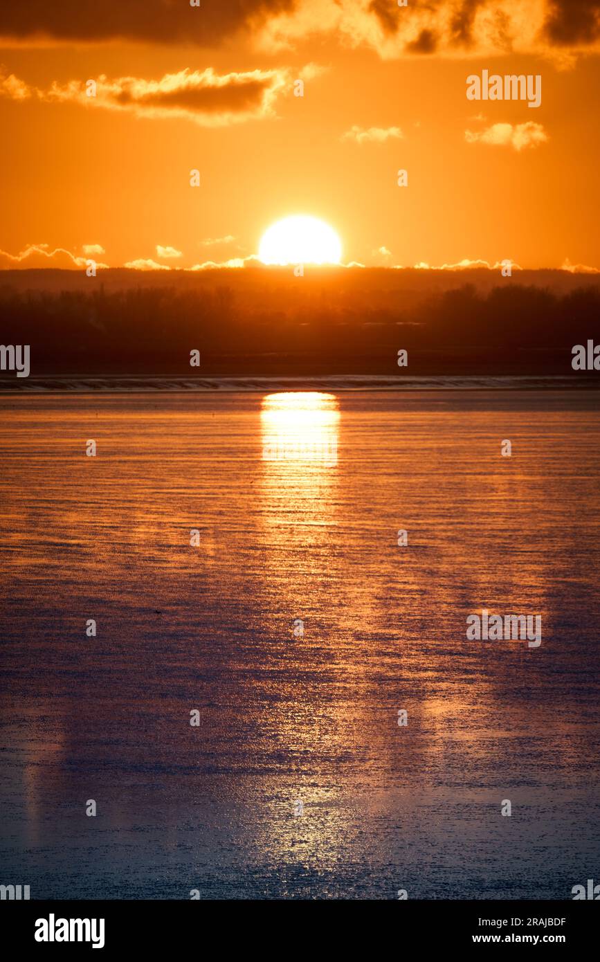 Una foto verticale di un tramonto a Pegwell Bay, Thanet, Kent Foto Stock