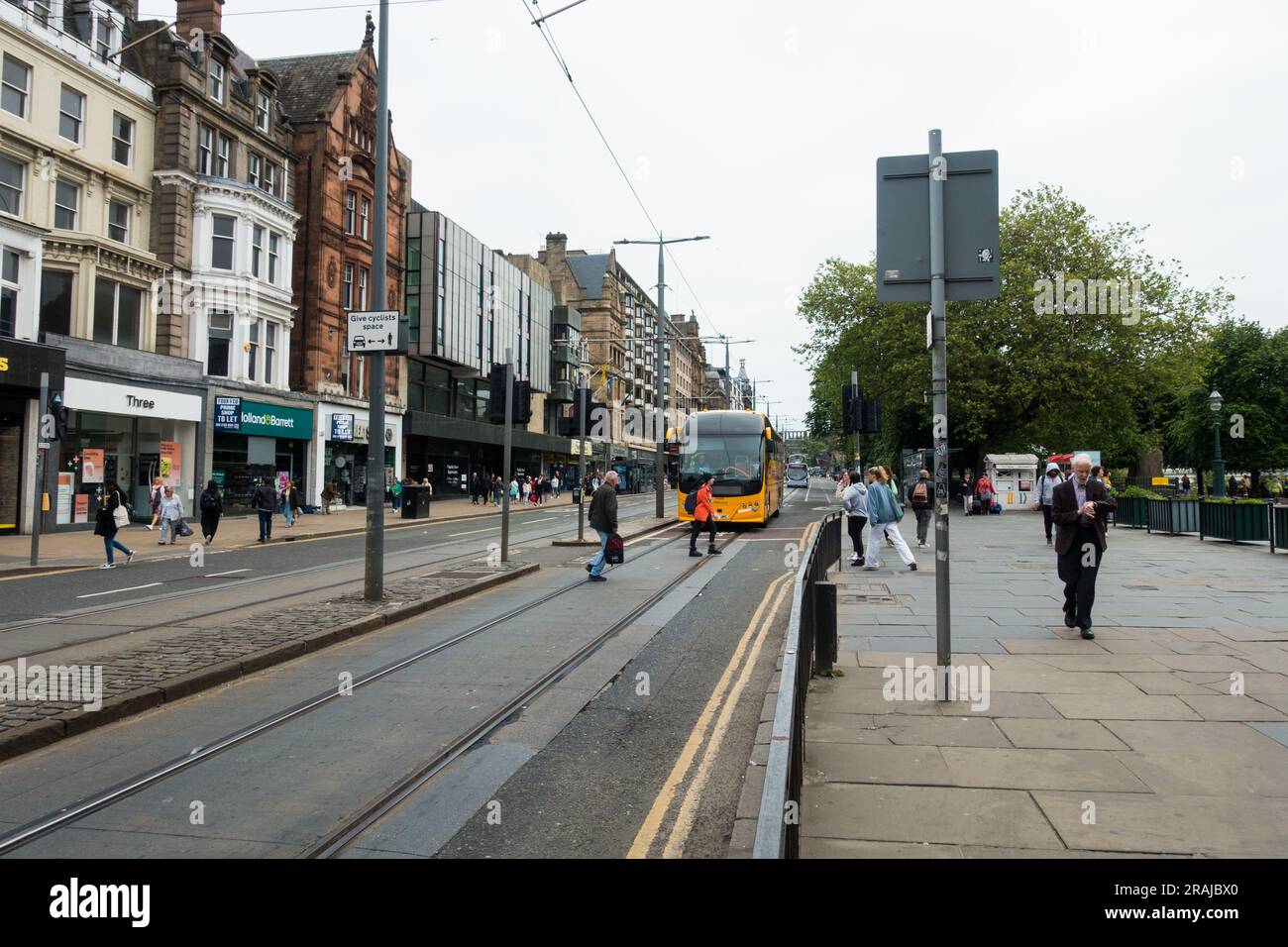 Coach Coming Down Prices St, Edimburgo, Scozia, Regno Unito. Foto Stock