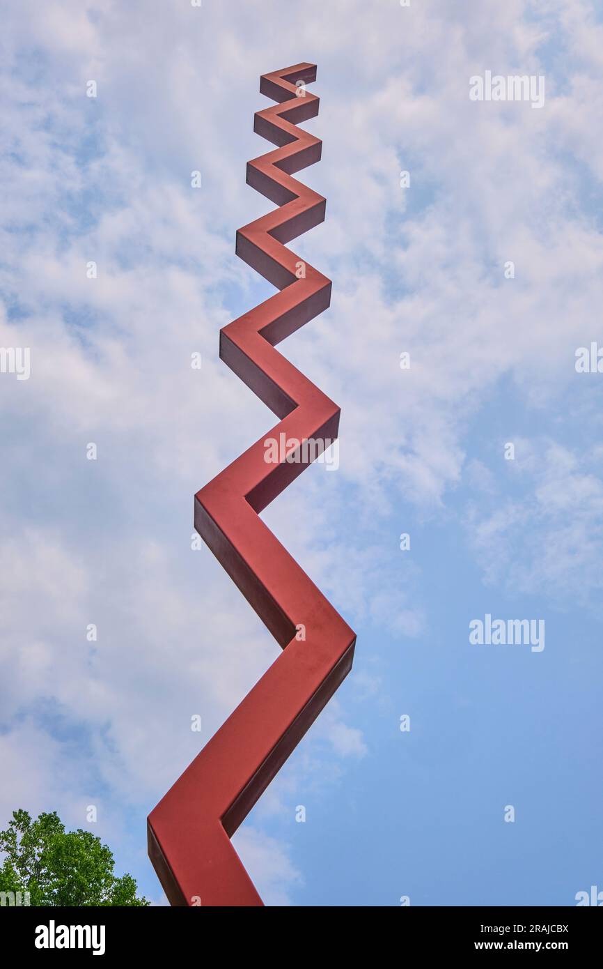 Una veduta dell'alta scultura rossa e squigginosa intitolata Endless Column, di tal Streeter. Allo Storm King Sculpture and Art Center di New Windsor, New Yo Foto Stock