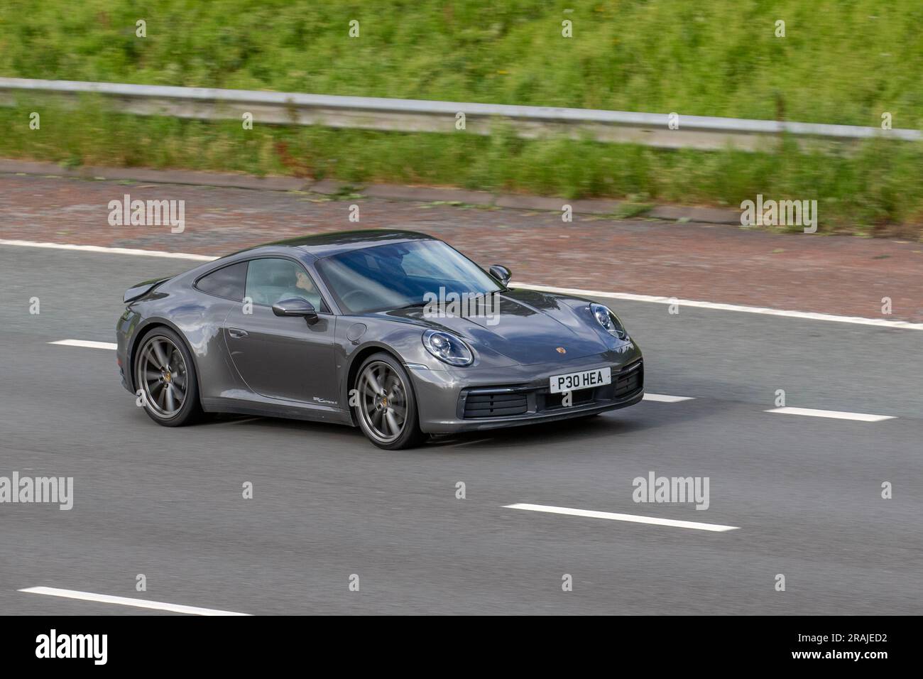 2020 Porsche 911 Carrera 4 Auto T 385 PDK 8 Auto Start/Stop Grey Car Coupé benzina 2981 cc che viaggia a velocità sostenuta sull'autostrada M6 a Greater Manchester, Regno Unito Foto Stock