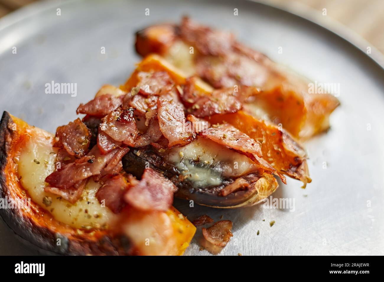 Zucca di zucca arrostita con formaggio, messa a fuoco selettiva Foto Stock