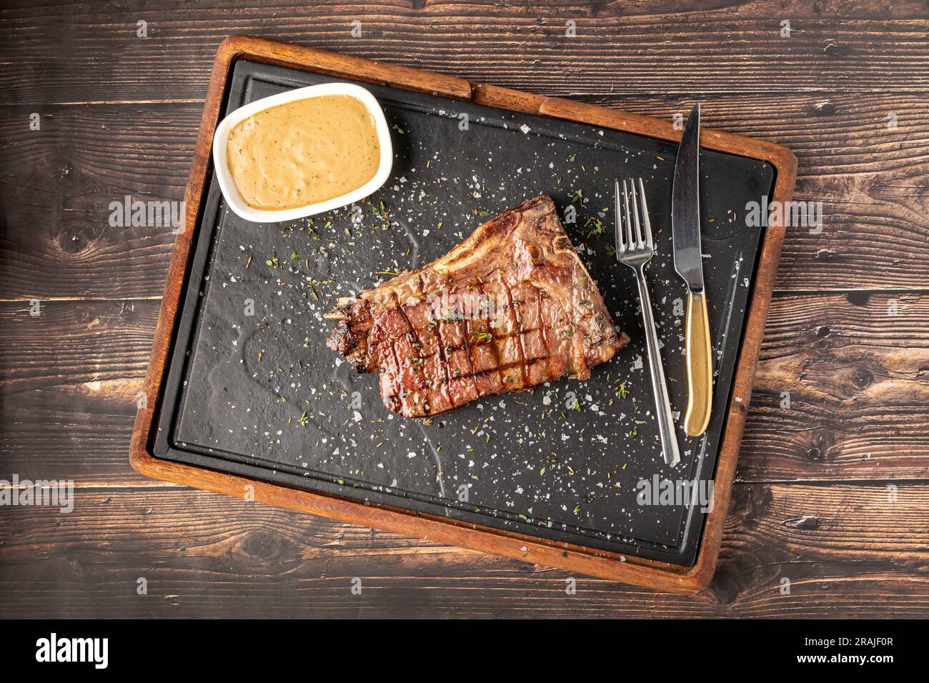 New York Strip Loin su tagliere di pietra al ristorante grill Foto Stock