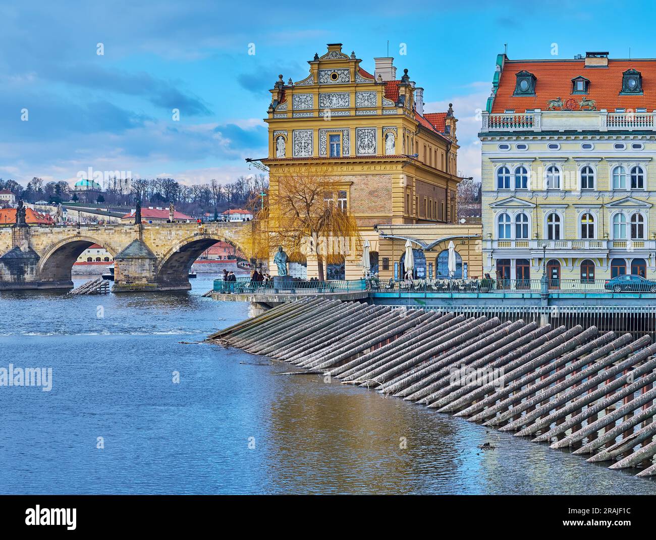 La dimora storica riccamente decorata del Museo Bedrich Smetana, situata sul lungofiume della Moldava adiacente al Ponte Carlo, Praga, Cechia Foto Stock