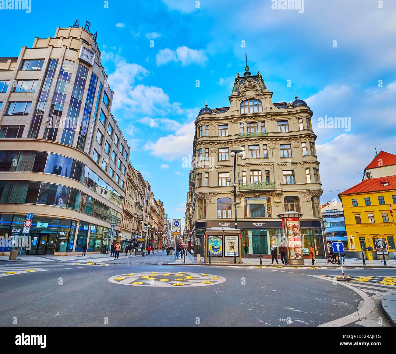 PRAGA, CECHIA - 7 marzo 2022: Piazza Jungmann con edifici moderni, hotel, centri commerciali e negozi, il 7 marzo a Praga Foto Stock