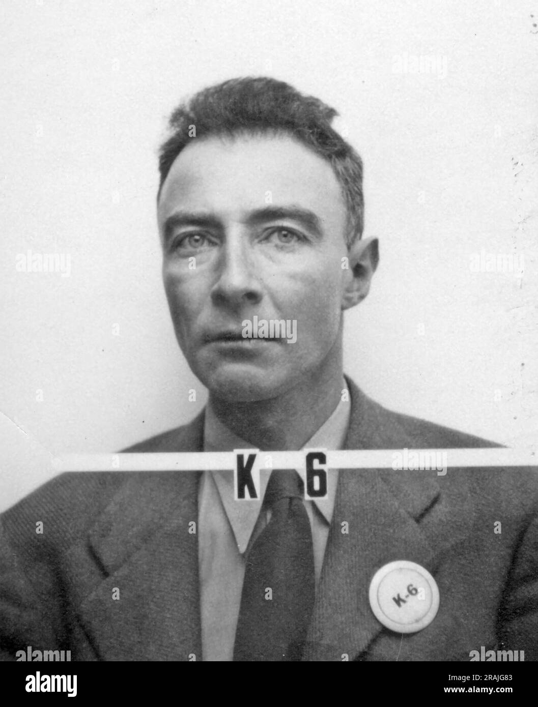 ROBERT OPPENHEIMER (1904-1967) fisico teorico americano circa 1940 sul suo badge ID per il Los Alamos Laboratory. È stato nominato direttore nel 1943. Foto Stock