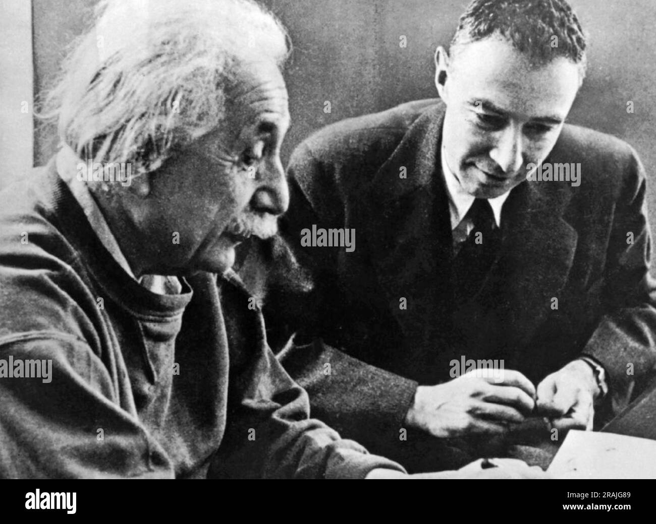 ROBERT OPPENHEIMER (1904-1967) fisico teorico americano a destra con Albert Einstein circa 1950/ foto: US Gov Foto Stock