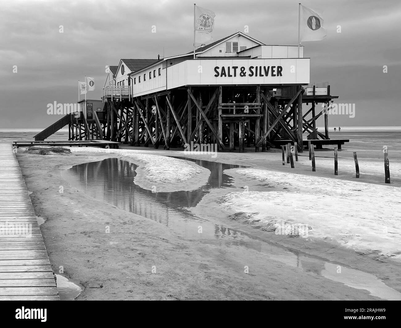 DEU, Deutschland, Schleswig-Holstein, St. Peter-Ording, 09.05.2023: Ristorante DAS Salt & Silver in einem der typischen Pfahlbauten am Strand von Sank Foto Stock