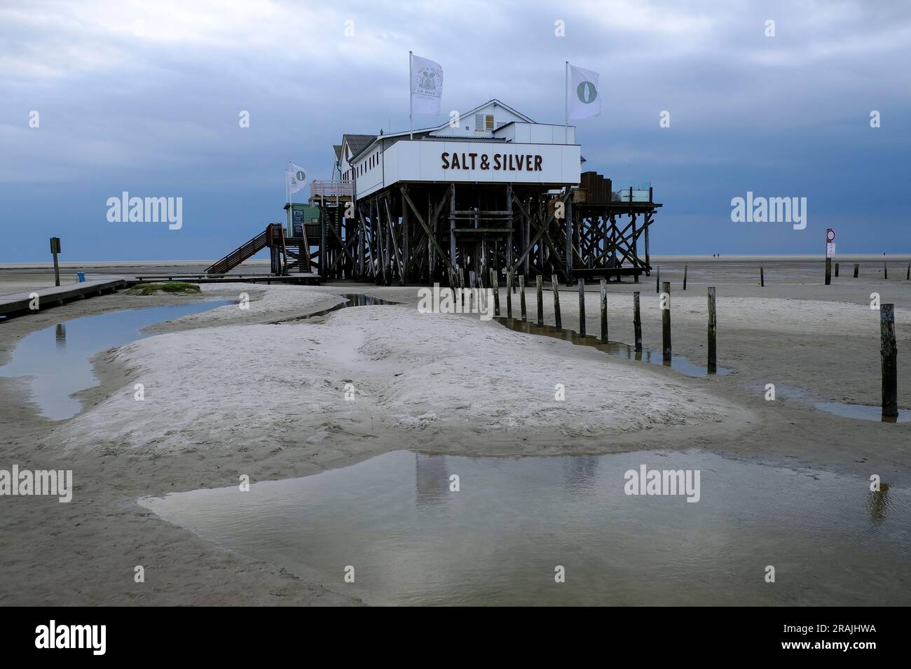 DEU, Deutschland, Schleswig-Holstein, St. Peter-Ording, 09.05.2023: Ristorante DAS Salt & Silver in einem der typischen Pfahlbauten am Strand von Sank Foto Stock