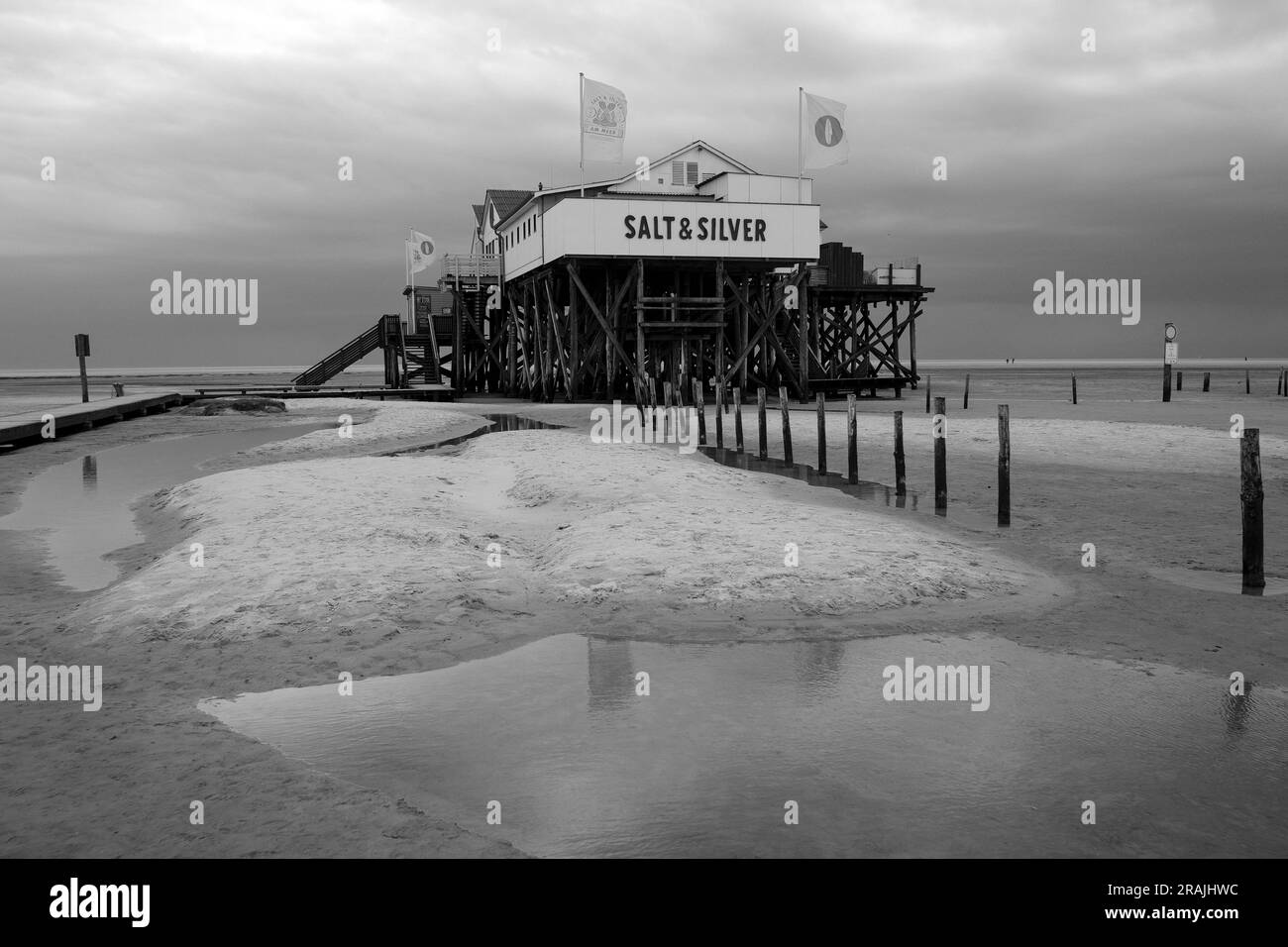 DEU, Deutschland, Schleswig-Holstein, St. Peter-Ording, 09.05.2023: Ristorante DAS Salt & Silver in einem der typischen Pfahlbauten am Strand von Sank Foto Stock