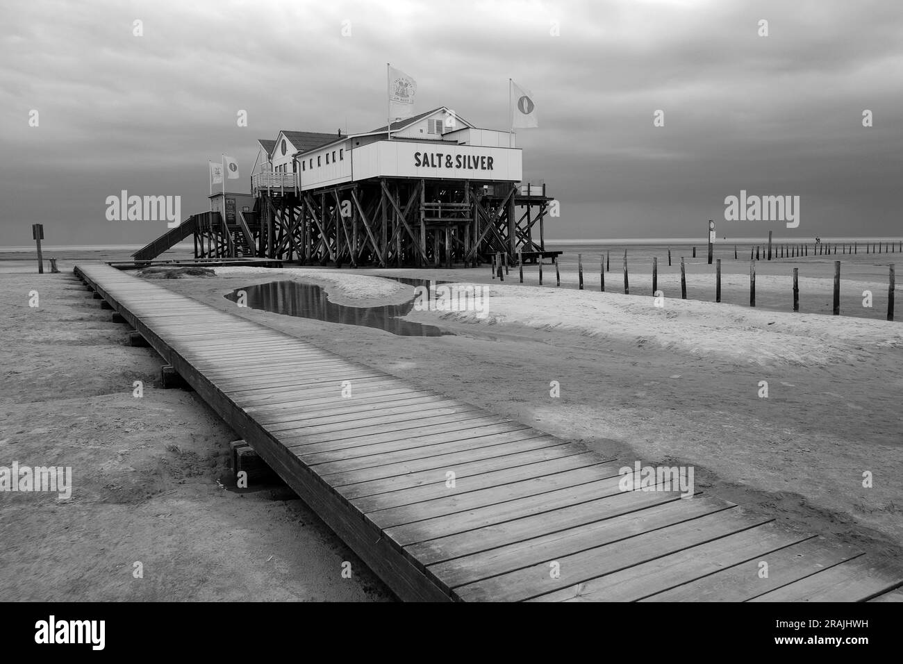 DEU, Deutschland, Schleswig-Holstein, St. Peter-Ording, 09.05.2023: Ristorante DAS Salt & Silver in einem der typischen Pfahlbauten am Strand von Sank Foto Stock