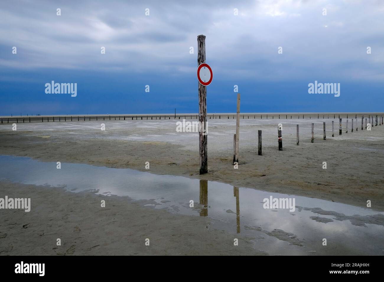 DEU, Deutschland, Schleswig-Holstein, St. Peter-Ording, 09.05.2023: Aufziehendes schlechtes Wetter am Strand von Sankt Peter Ording an der Nordseeküst Foto Stock