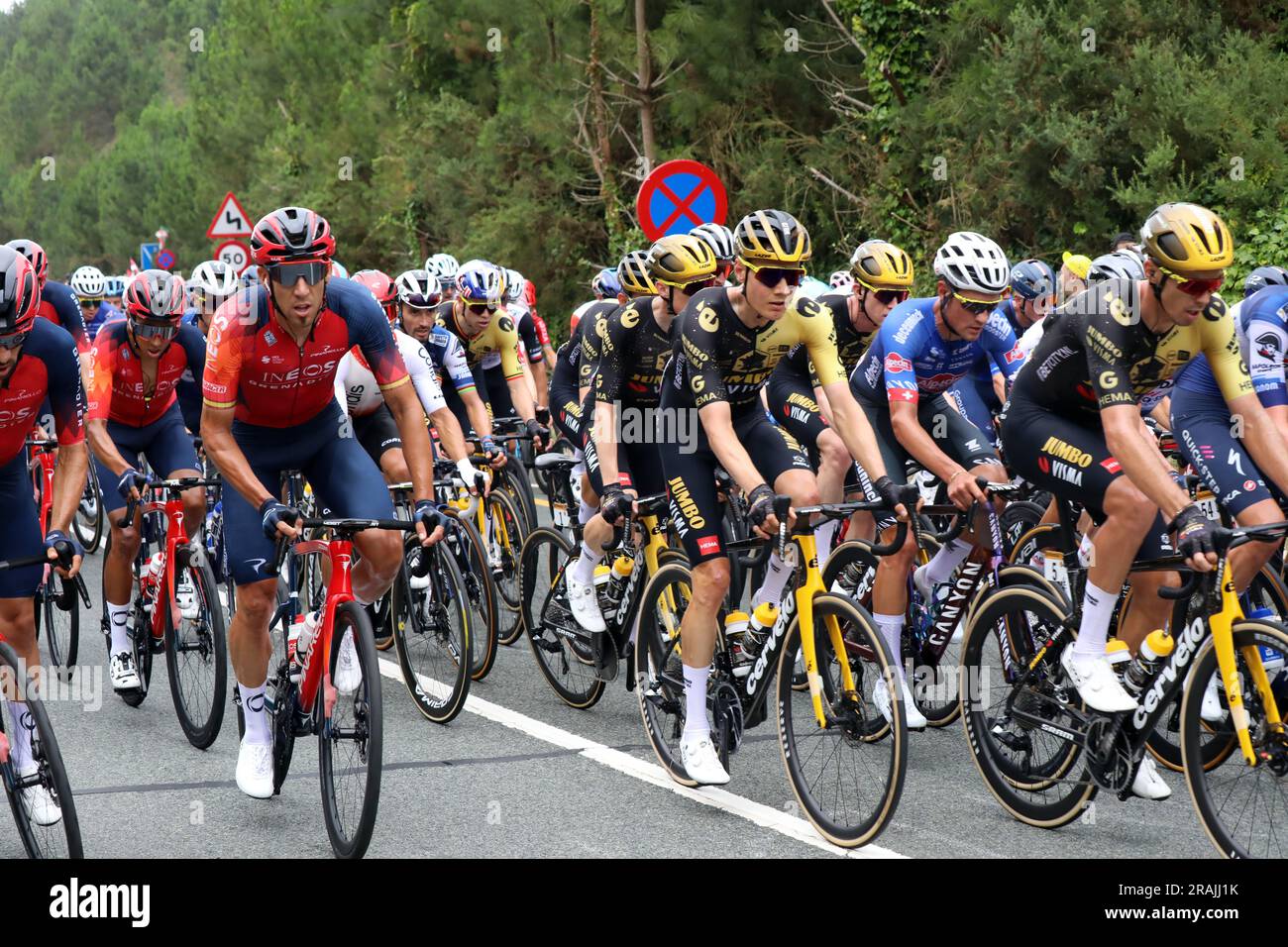 Il peloton sale il Côte de San Juan de Gaztelugatxe nella prima tappa del Tour de France 2023 Foto Stock
