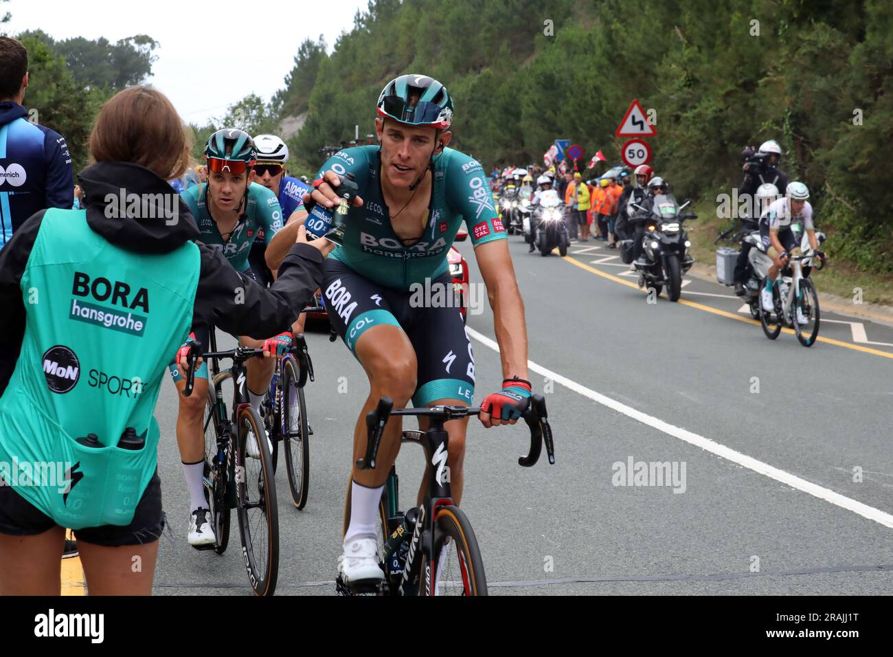 Nils Politt di Bora Hansgrohe prende una bottiglia d'acqua sul Côte de San Juan de Gaztelugatxe nella prima tappa del Tour de France 2023 Foto Stock